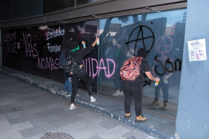ENCAPUCHADAS GRAFITEAN EDIFICIO DE SSC Y METROBÚS DE CDMX