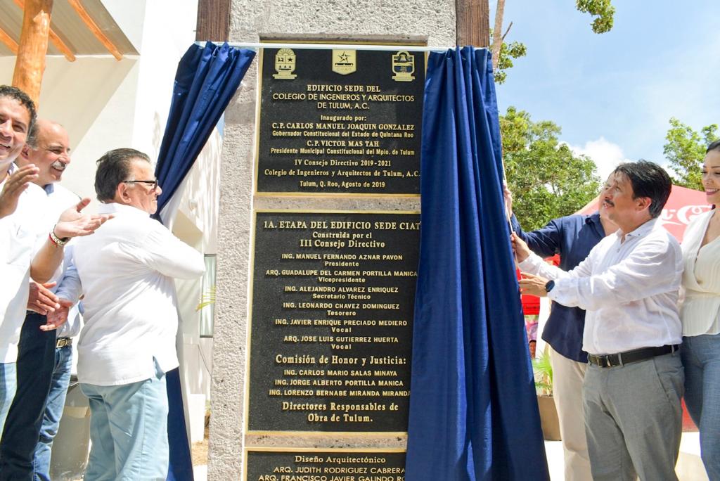 DEVELAN DELEGADO DEL GOBIERNO FEDERAL Y PRESIDENTE MUNICIPAL PLACA DE NUEVA SEDE DE COLEGIO DE INGENIEROS Y ARQUITECTOS EN TULUM