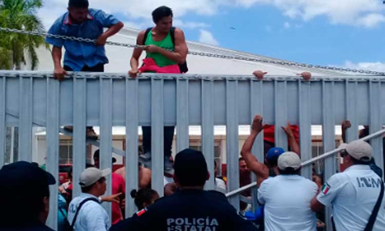 MIGRANTES SE AMOTINAN EN ALBERGUE DE VILLAHERMOSA