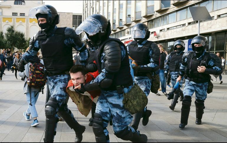 RUSIA DETIENE A MÁS DE MIL MANIFESTANTES