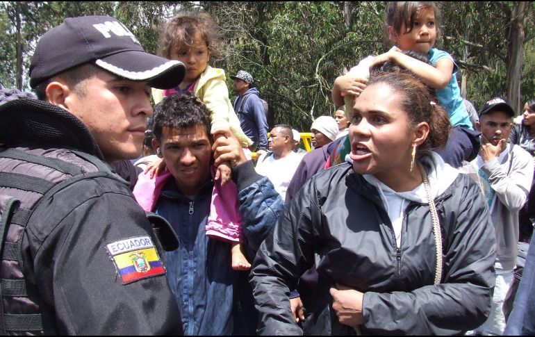 TRAS IMPOSICIÓN DE VISA HUMANITARIA, VENEZOLANOS BLOQUEAN LA FRONTERA ENTRE ECUADOR Y COLOMBIA