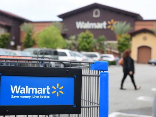 WALMART REPORTA SÓLIDAS GANANCIAS Y DEFIENDE VENTA DE ARMAS