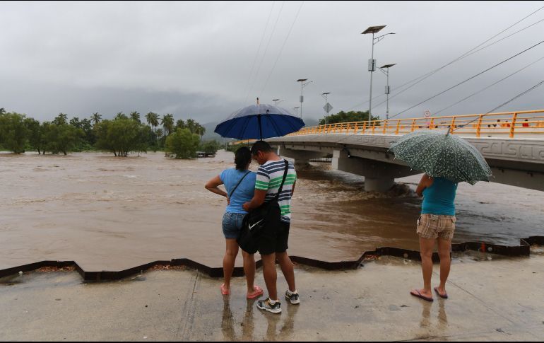 EVALÚAN CAUCES DE RÍOS POR FUERTES LLUVIAS EN COLIMA