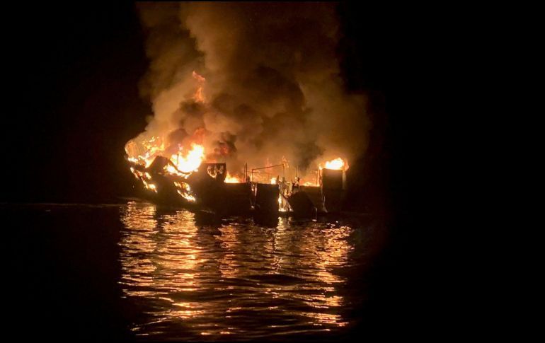 HALLAN 25 CUERPOS TRAS UN INCENDIO EN UN BARCO EN CALIFORNIA