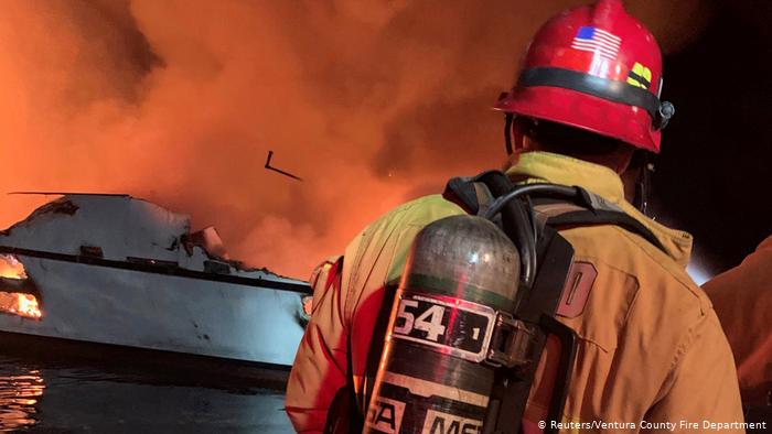 RECUPERAN CUATRO CUERPOS TRAS INCENDIO DE BARCO EN CALIFORNIA