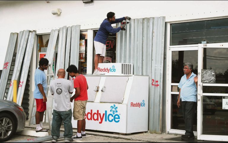 “AÚN NO SABEMOS LO QUE SE NOS VIENE”, ALERTA TRUMP POR HURACÁN