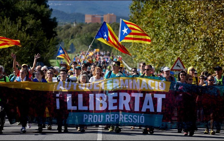 CATALANES MARCHAN A BARCELONA TRAS DOS DÍAS DE VIOLENCIA