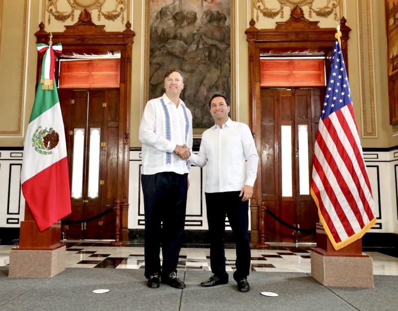 EL GOBERNADOR MAURICIO VILA DOSAL Y EL EMBAJADOR DE ESTADOS UNIDOS EN MÉXICO, CHRISTOPHER LANDAU, ACUERDAN FORTALECER LAZOS COMERCIALES