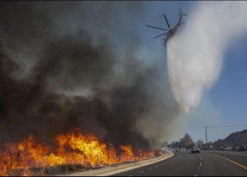 EMITEN ALERTA ROJA “EXTREMA” POR INCENDIOS EN CALIFORNIA