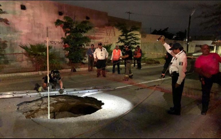 HOMBRE CAE A SOCAVÓN DONDE COLAPSÓ TUBERÍA DE AGUAS NEGRAS EN SONORA