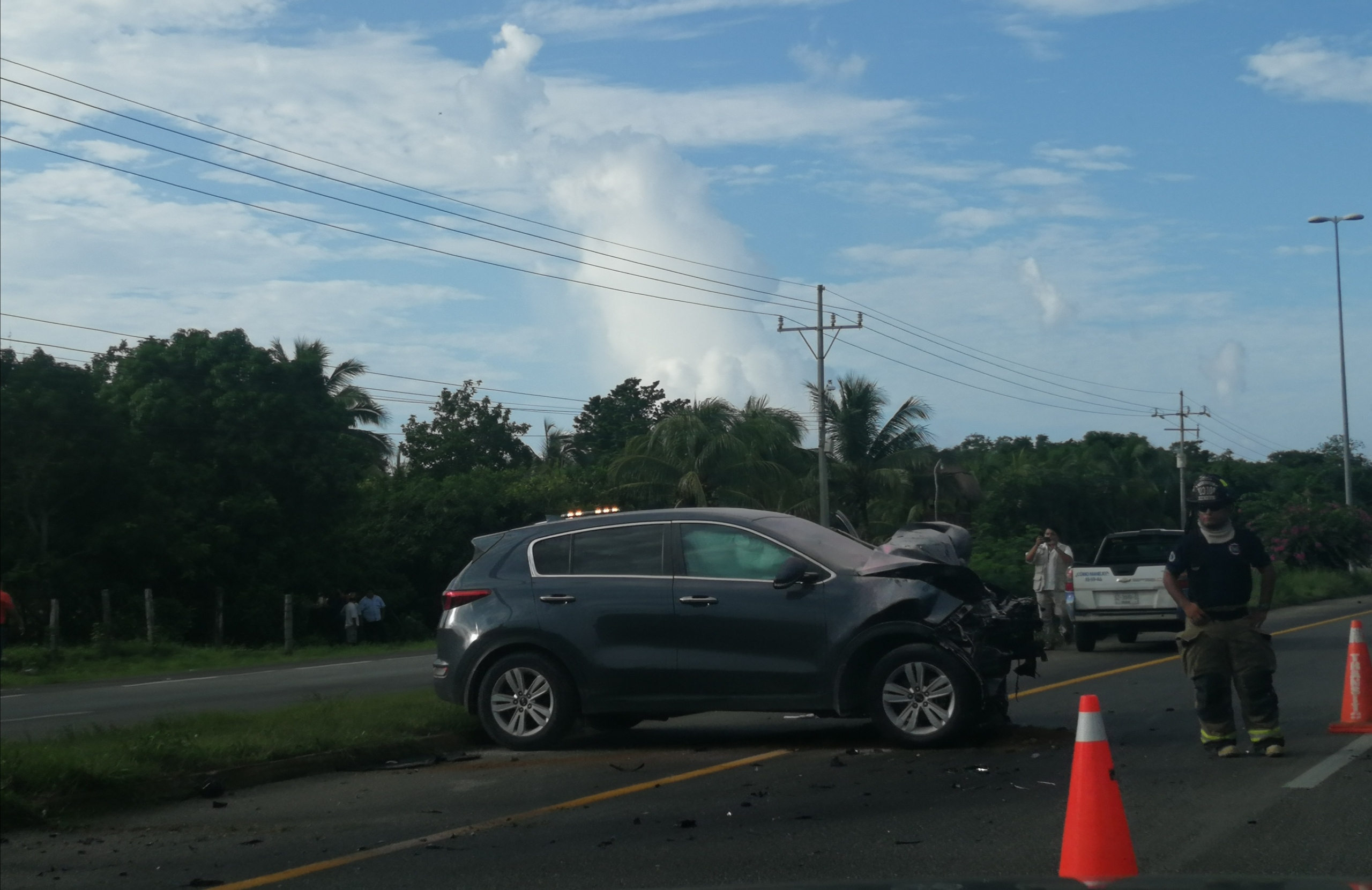 AUTO CHOCA CONTRA POSTE EN CARRETERA PLAYA-TULUM