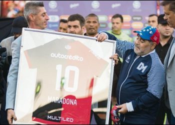 MARADONA RECIBE TRIBUTO EN NEWELL’S Y DESPUÉS LOS TUNDE