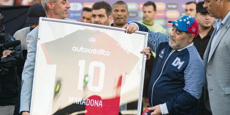 MARADONA RECIBE TRIBUTO EN NEWELL’S Y DESPUÉS LOS TUNDE