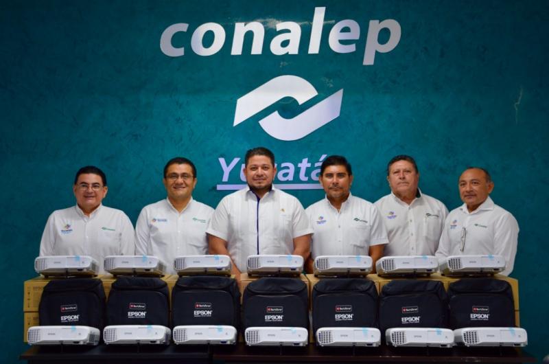 PLANTELES CONALEP ESTRENAN EQUIPO DE CÓMPUTO, PUPITRES Y MATERIAL DEPORTIVO