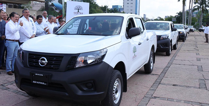 ABANDERA ADÁN AUGUSTO ENTREGA DE PARQUE VEHICULAR Y EQUIPOS DE CÓMPUTO EN CENTRO
