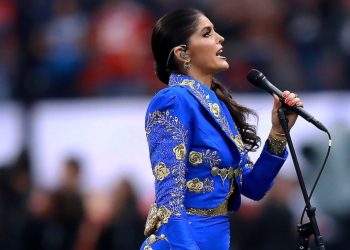 ANA BÁRBARA SE EQUIVOCA AL CANTAR EL HIMNO NACIONAL