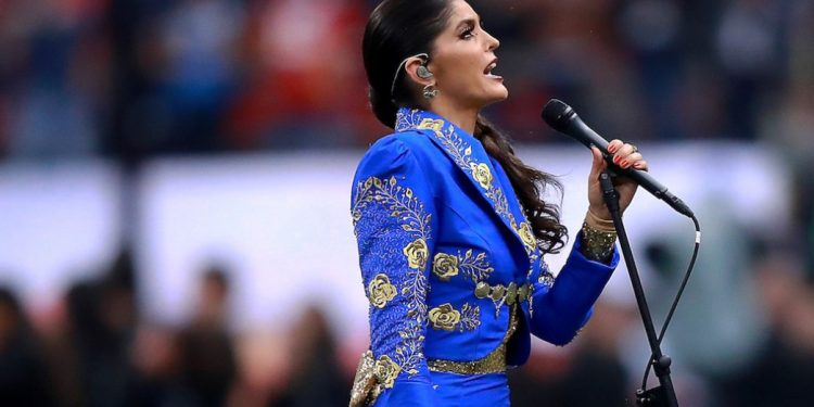 ANA BÁRBARA SE EQUIVOCA AL CANTAR EL HIMNO NACIONAL