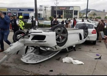 CONDUCTOR DE PORSCHE SE DESMAYA Y CHOCA CONTRA SIETE AUTOS