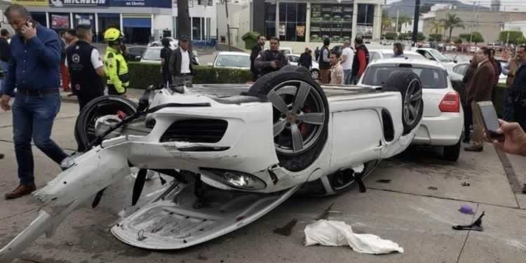 CONDUCTOR DE PORSCHE SE DESMAYA Y CHOCA CONTRA SIETE AUTOS