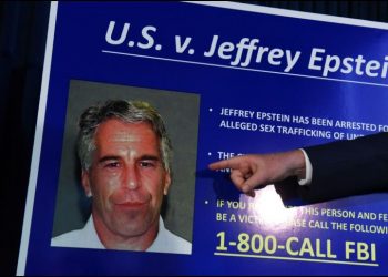 DETIENEN A GUARDIAS QUE VIGILABAN A EPSTEIN CUANDO MURIÓ EN PRISIÓN EN EU