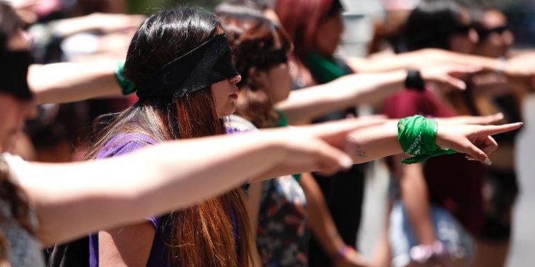 EL PERFORMANCE «UN VIOLADOR EN TU CAMINO» HACE ESCALA EN MÉXICO