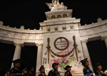 FEMINISTAS REALIZAN PINTAS AL HEMICICLO A JUÁREZ