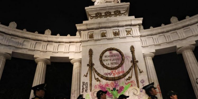 FEMINISTAS REALIZAN PINTAS AL HEMICICLO A JUÁREZ