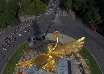 HOMBRE INTENTA INCENDIAR EL ÁNGEL DE LA INDEPENDENCIA