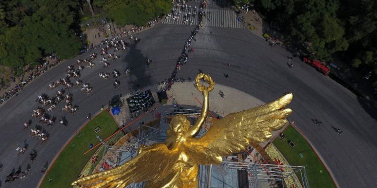 HOMBRE INTENTA INCENDIAR EL ÁNGEL DE LA INDEPENDENCIA