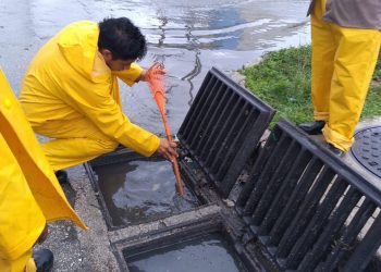 BRIGADAS POR CANCÚN LIMPIAN ALCANTARILLAS POR LA CIUDAD