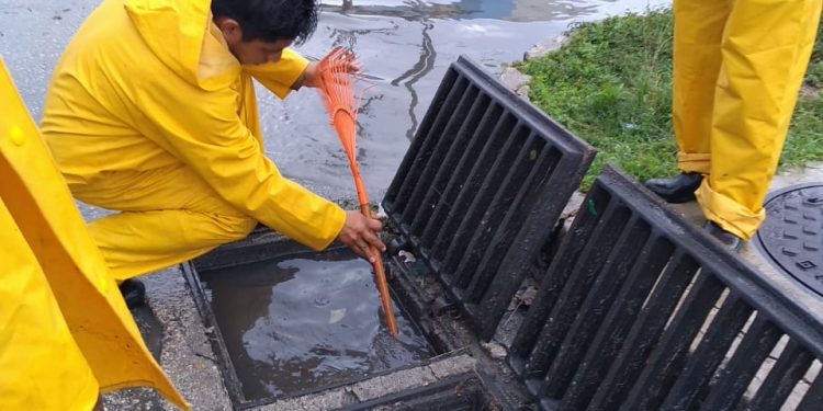 BRIGADAS POR CANCÚN LIMPIAN ALCANTARILLAS POR LA CIUDAD