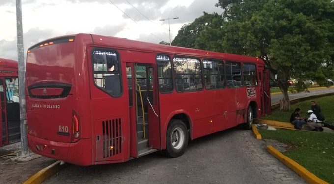Autobús de pasajeros involucrado en accidente vehicular en «El Ceviche»