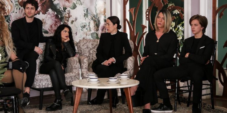 «LA CASA DE LAS FLORES» LANZA EPISODIO SORPRESA PARA EL DÍA DE MUERTOS