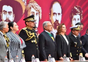 LÓPEZ OBRADOR ENTREGA ASCENSOS Y RECONOCIMIENTOS A FUERZAS ARMADAS