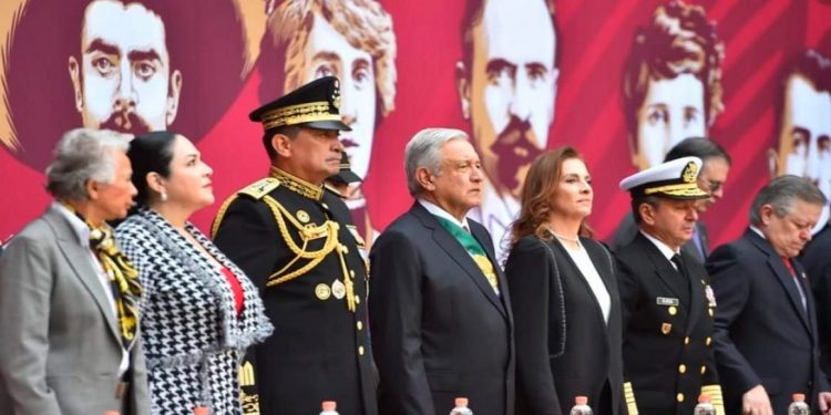 LÓPEZ OBRADOR ENTREGA ASCENSOS Y RECONOCIMIENTOS A FUERZAS ARMADAS