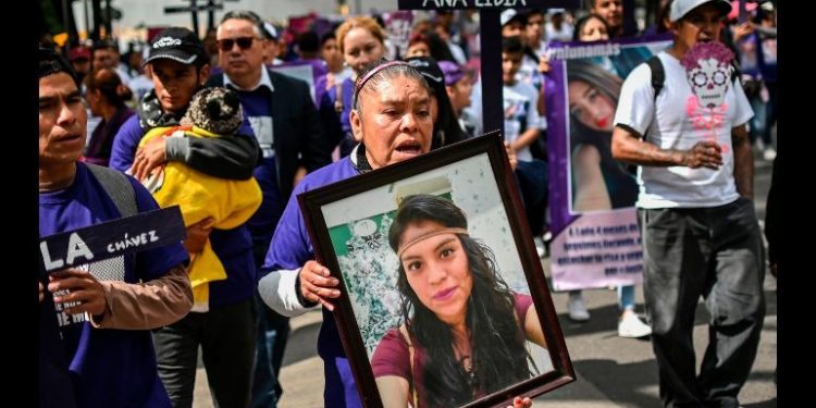 MARCHAN EN CIUDAD DE MÉXICO CONTRA FEMINICIDIOS