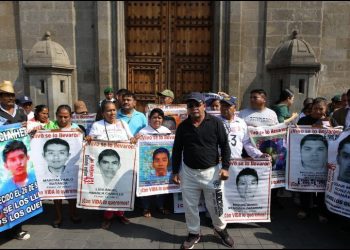 PADRES DE LOS 43 EXIGEN QUE CONSIGNE A IMPLICADOS EN EL CASO