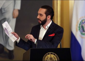 PRESIDENTE SALVADOREÑO PIDE A OTROS PAÍSES EXPULSAR A DIPLOMÁTICOS DE MADURO