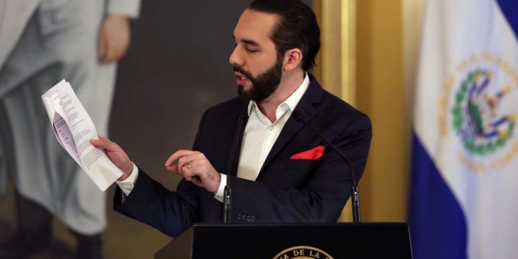 PRESIDENTE SALVADOREÑO PIDE A OTROS PAÍSES EXPULSAR A DIPLOMÁTICOS DE MADURO