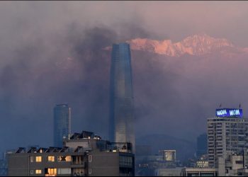 SE INCENDIA EDIFICIO HISTÓRICO EN SANTIAGO DE CHILE DURANTE PROTESTA
