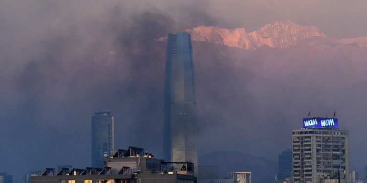 SE INCENDIA EDIFICIO HISTÓRICO EN SANTIAGO DE CHILE DURANTE PROTESTA