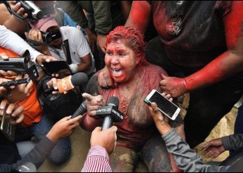 TURBA AGREDE Y CORTA EL PELO A ALCALDESA EN BOLIVIA