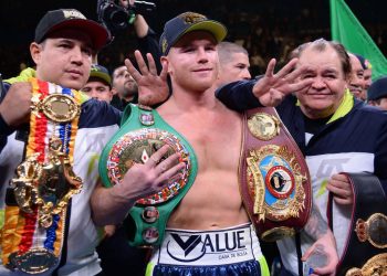 SAÚL «CANELO» ÁLVAREZ DEJA VACANTE EL TÍTULO SEMIPESADO DE LA OMB QUE GANÓ CONTRA KOVALEV