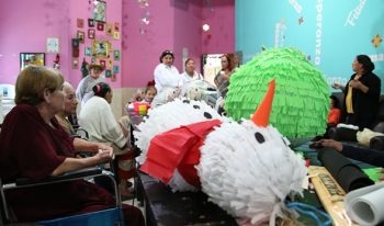 ABUELITOS DE LA “CASA DEL ÁRBOL” FOMENTAN TRADICIONES CON ELABORACIÓN DE PIÑATAS NAVIDEÑAS