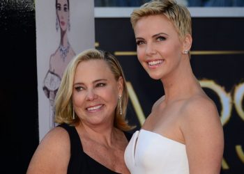 CHARLIZE THERON HABLA SOBRE LA NOCHE EN QUE SU MADRE MATÓ A SU PADRE