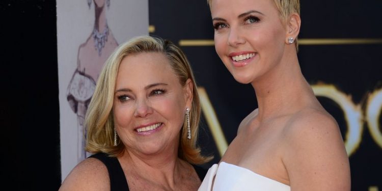 CHARLIZE THERON HABLA SOBRE LA NOCHE EN QUE SU MADRE MATÓ A SU PADRE