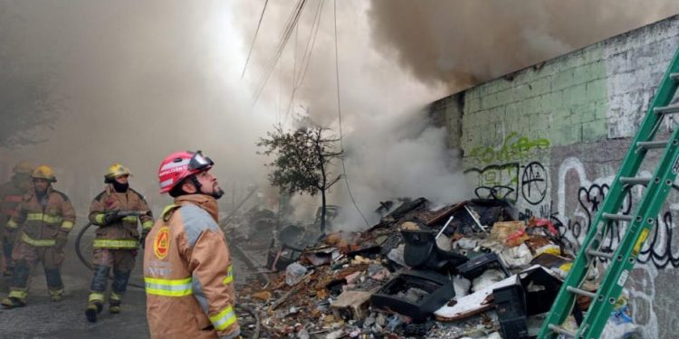 COHETE PROVOCA INCENDIO EN LA PRIMERO DE MAYO