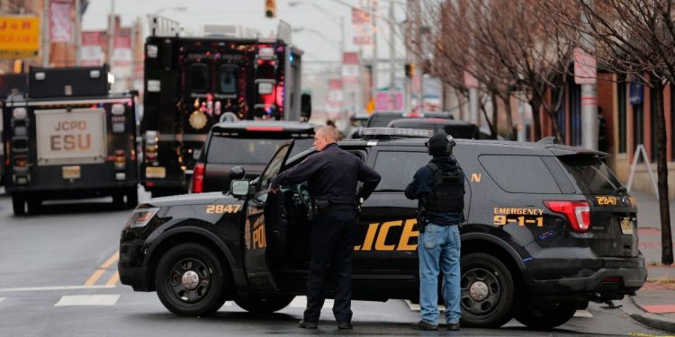 CONFIRMAN SEIS MUERTOS EN TIROTEO EN UN SUPERMERCADO DE EU