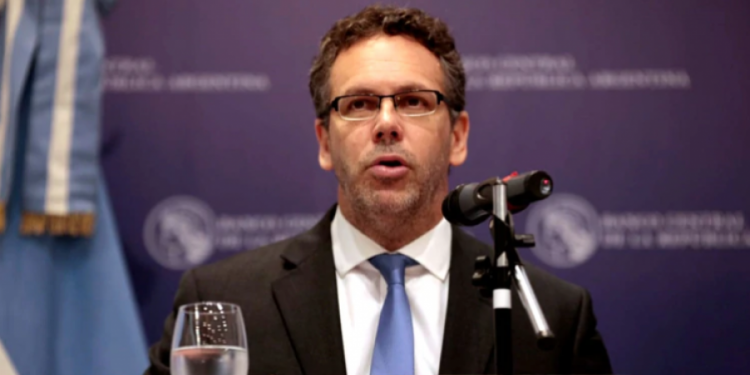DIMITE TITULAR DE BANCO CENTRAL DE ARGENTINA ANTE CAMBIO DE GOBIERNO