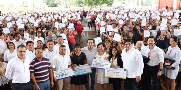 EL GOBERNADOR MAURICIO VILA DOSAL ENTREGÓ LOS PRIMEROS 921 CRÉDITOS DEL FONDO MICROYUC